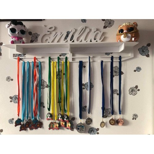 Medalių kabykla su lentyna taurėms